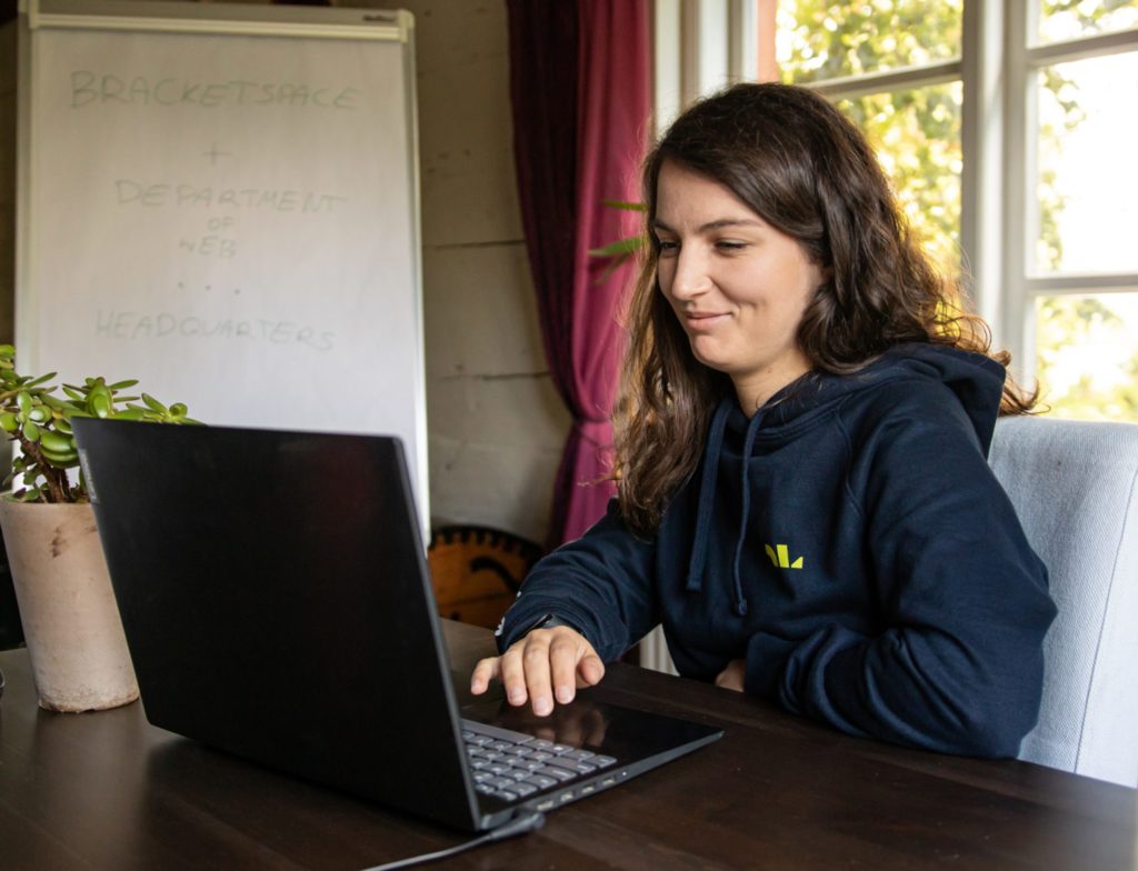 Women who is sitting in front of computer, design website by using Elemntor Plugin